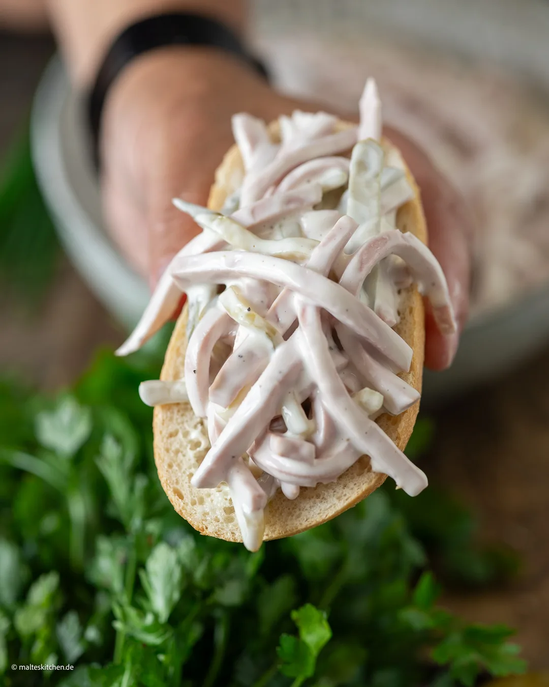 Fleischsalat auf Brötchen