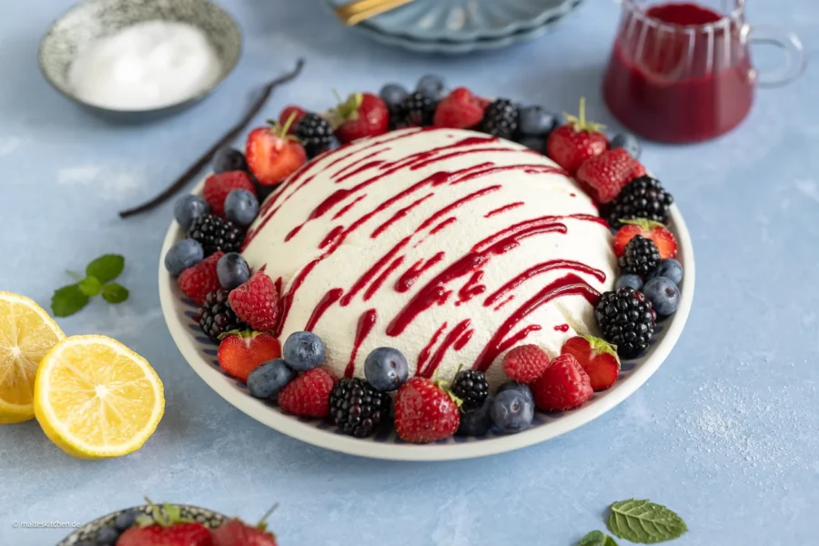 Sommerliche Joghurtbombe mit griechischem Joghurt