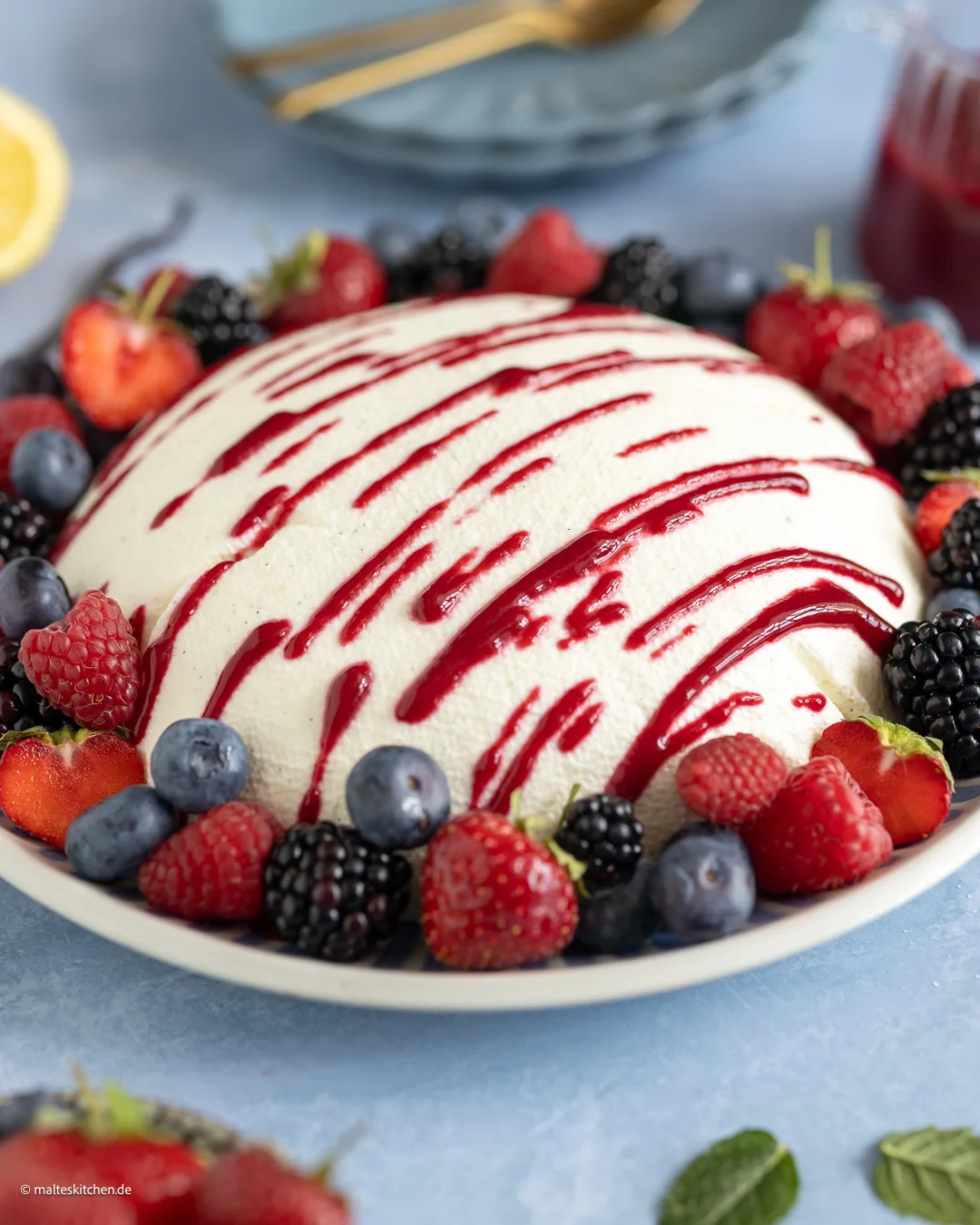 Joghurtbombe mit Beeren