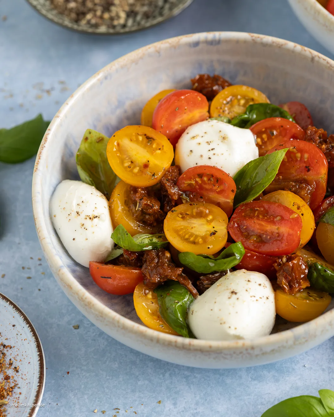 Tomaten mit Mozzarella als Salat