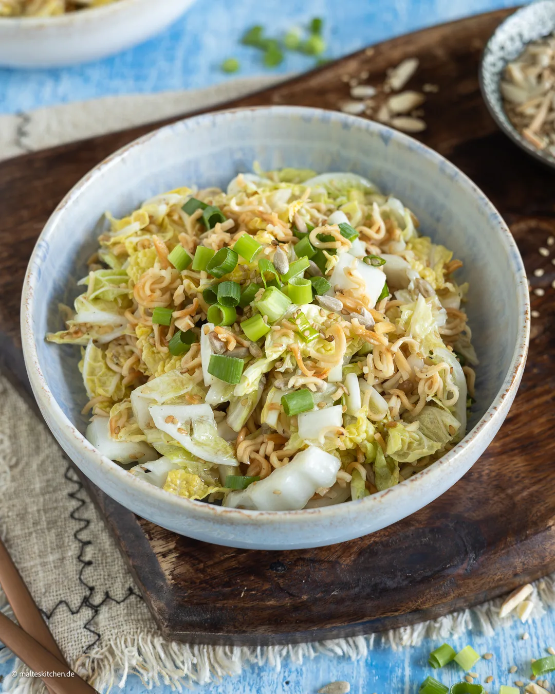 Knackiger und würziger Salat mit Yum Yum Noodles.