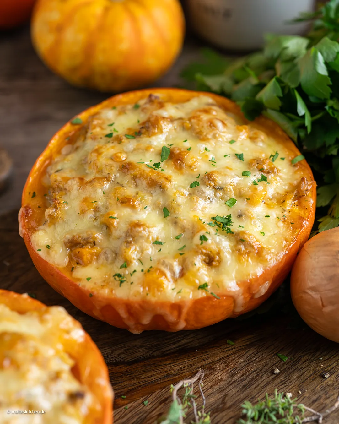 Gefüllter Kürbis mit Hackfleisch - goldgelb überbacken.