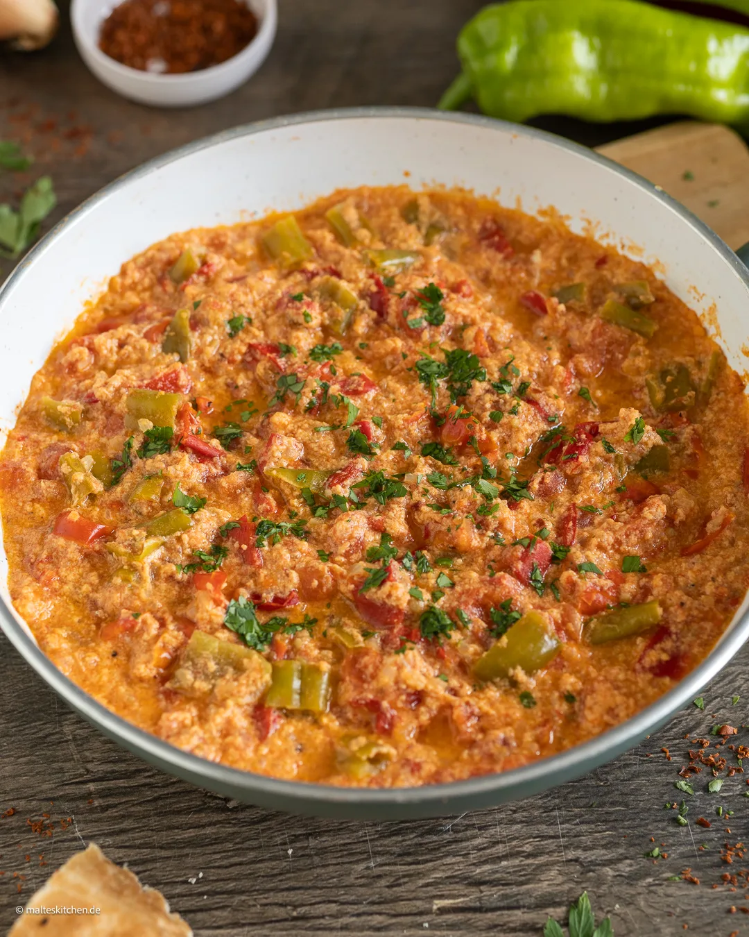 Menemen zum Frühstück - leckeres, türkisches Rührei.