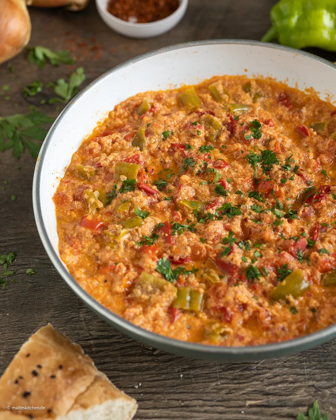 Leckeres türkisches Rührei mit Paprika und Tomaten