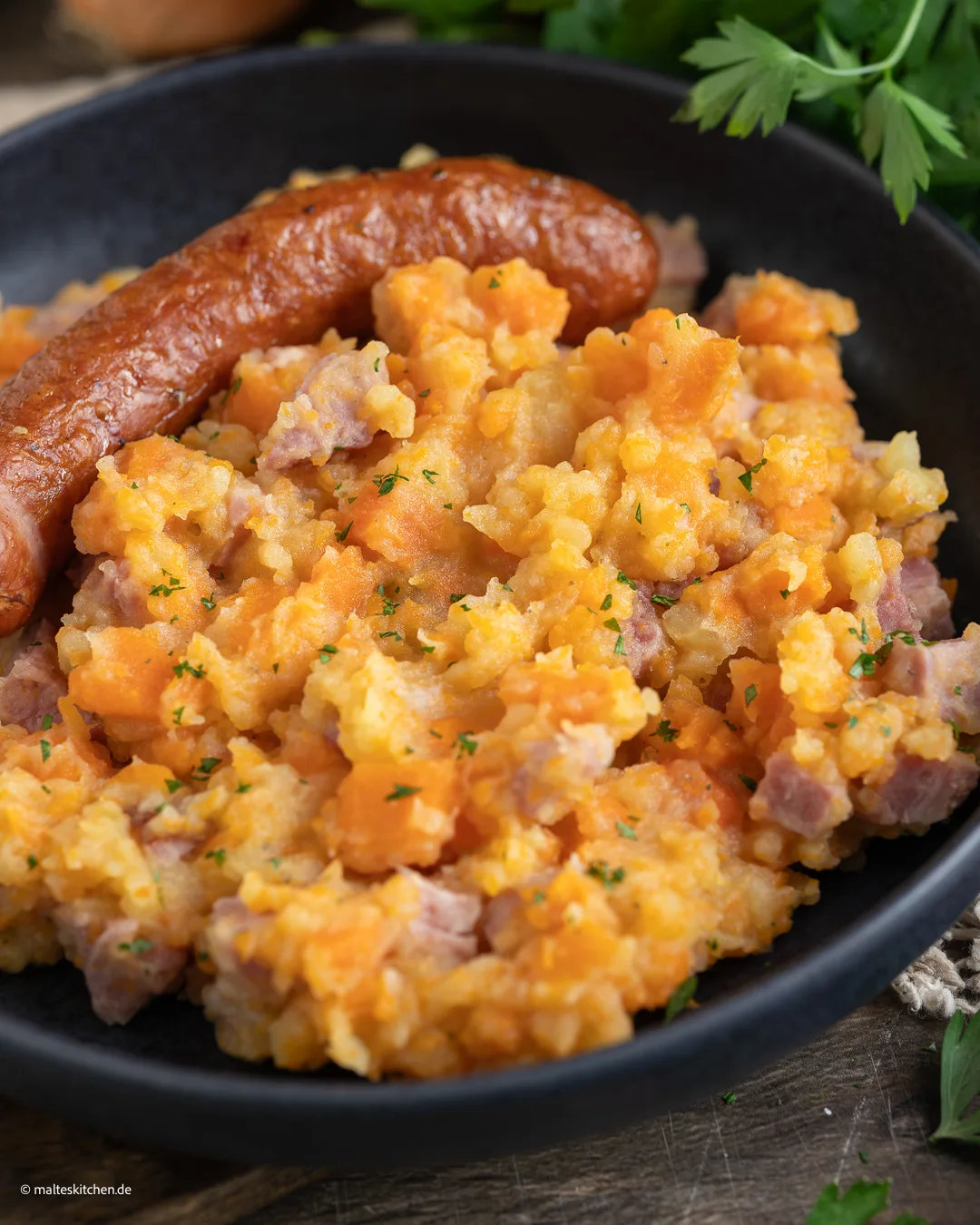 Möhren untereinander mit Mettwürstchen