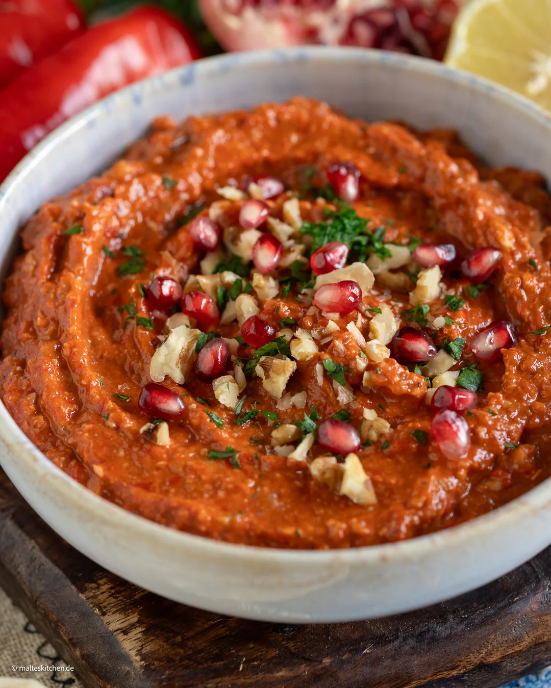 Köstlicher Dip mit Paprika und Walnüssen