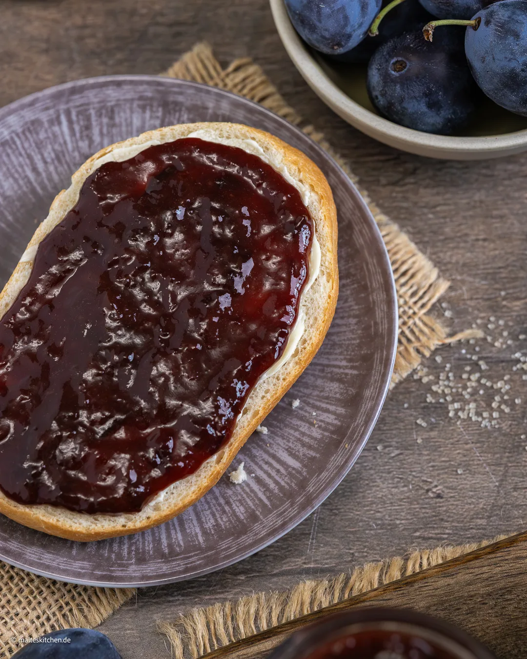 Pflaumenmus auf Brötchen