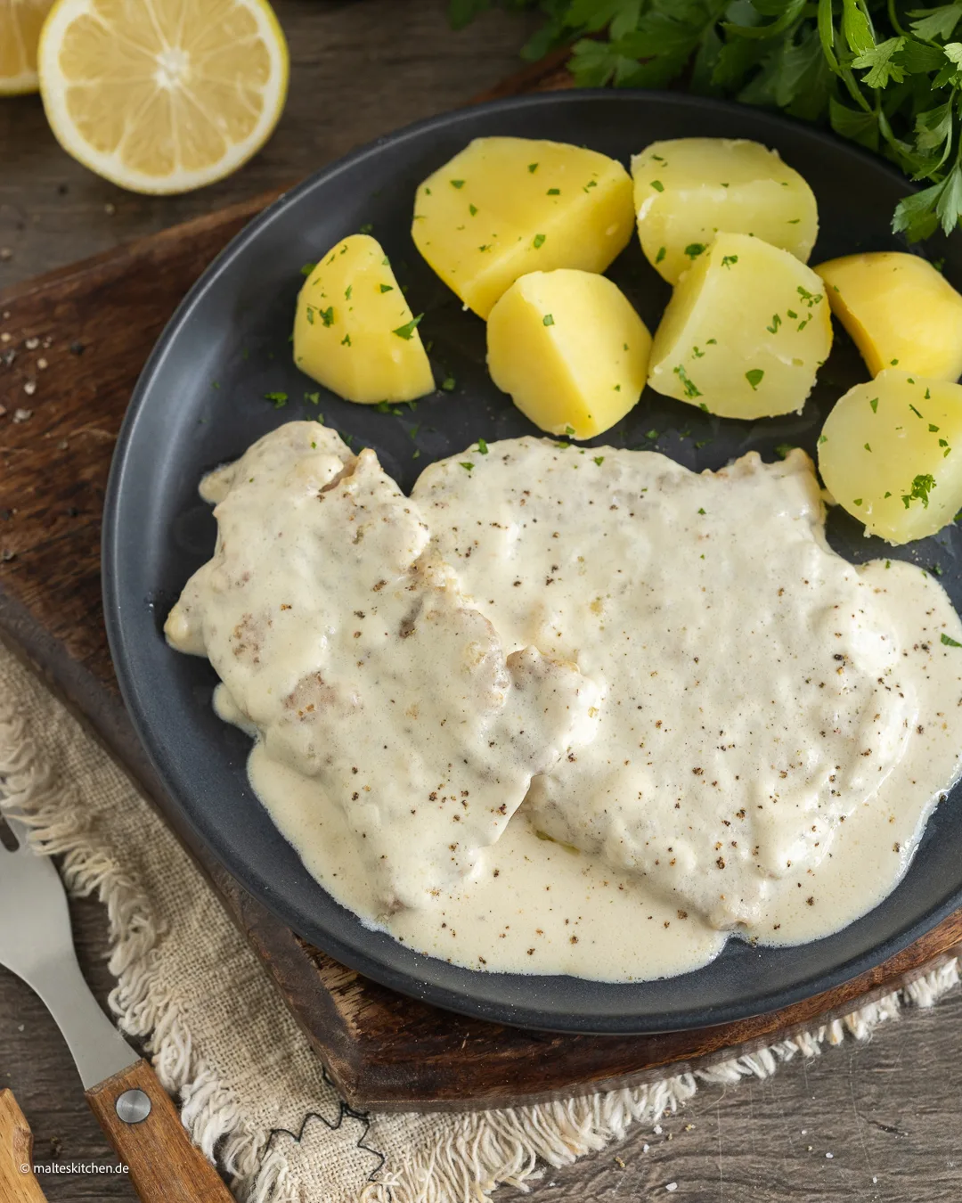 Zarte Schnitzel in Sahnesoße