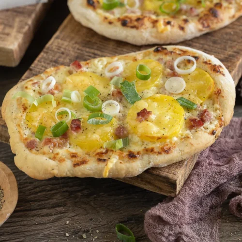 Dinnete mit Kartoffeln, Speck und Raclette Käse