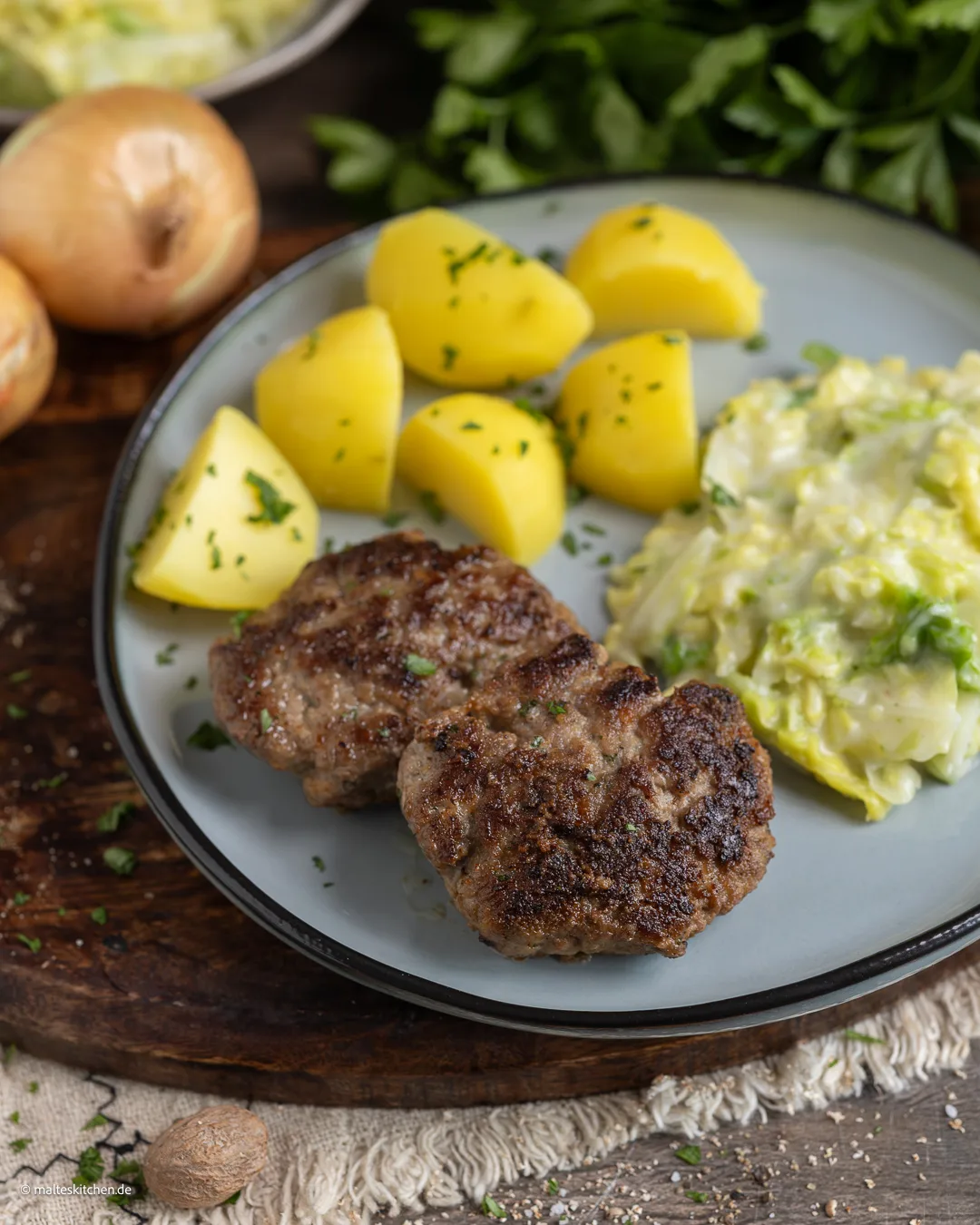 Frikadellen mit Kartoffeln und Rahmwirsing