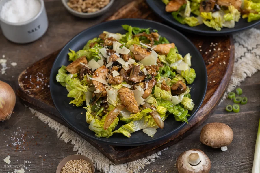 Römersalat mit Hähnchen, Champignons & Walnüssen