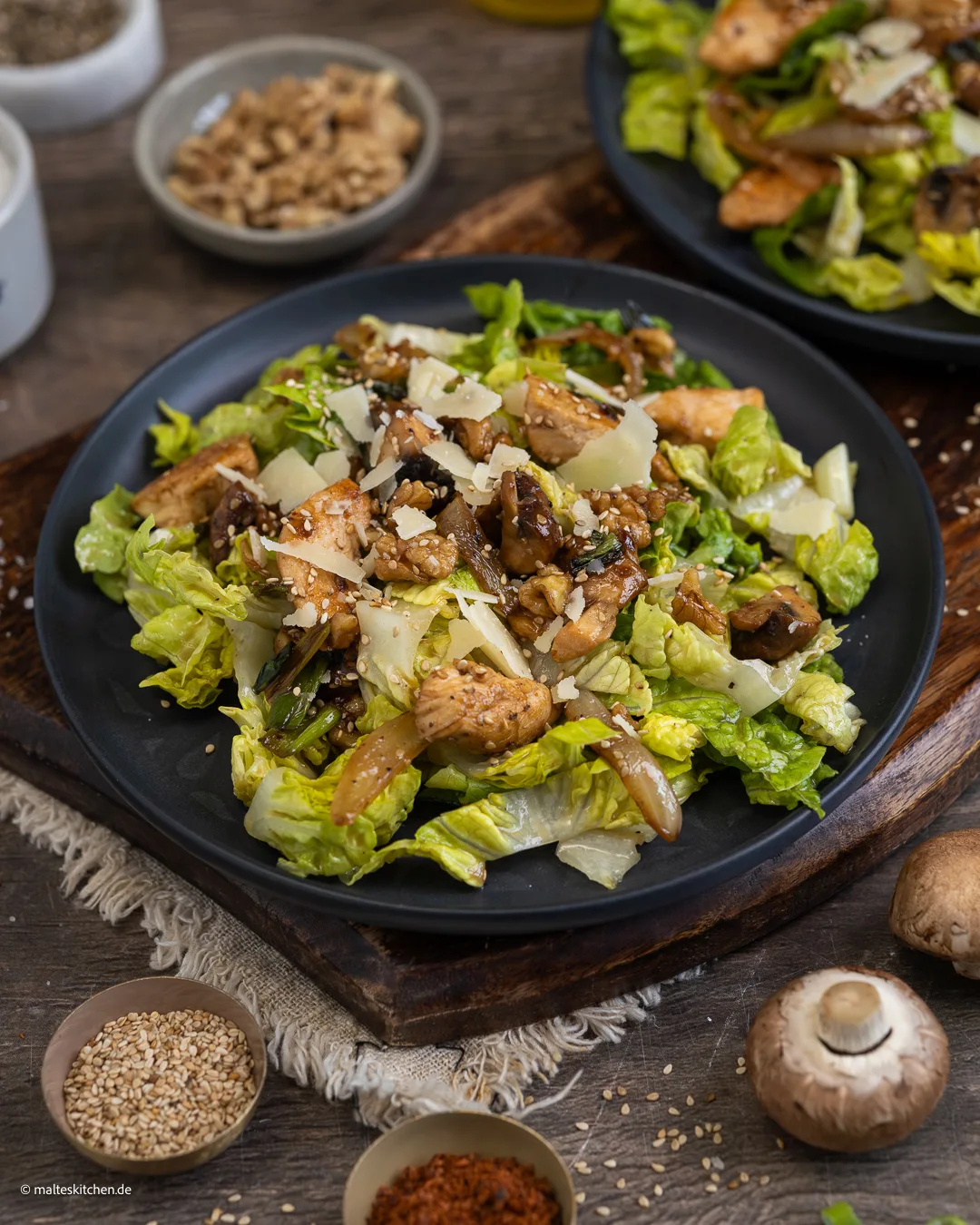 Römersalat mit Hähnchen, Champignons & Walnüssen