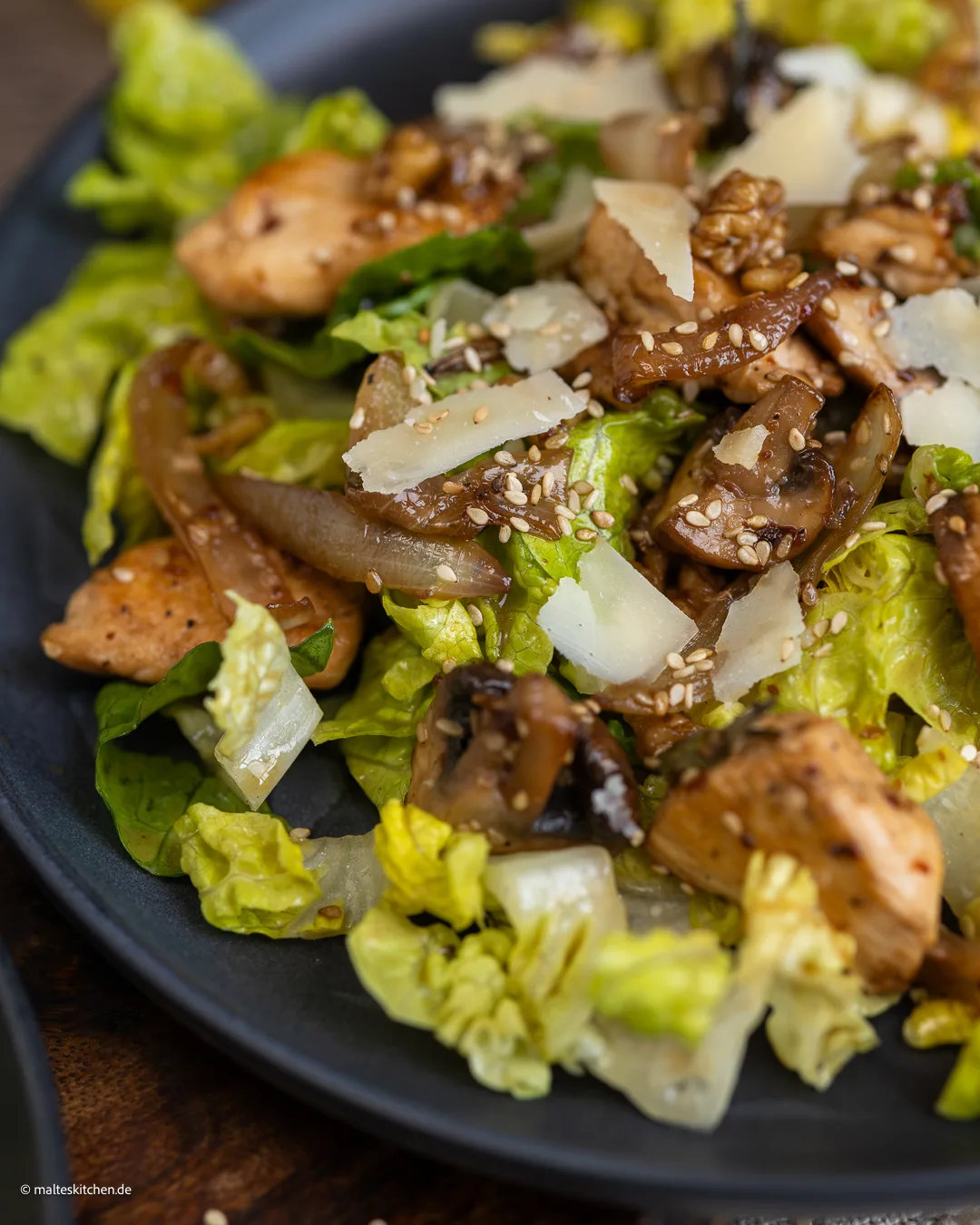 Leckerer Römersalat mit Hähnchenbrust