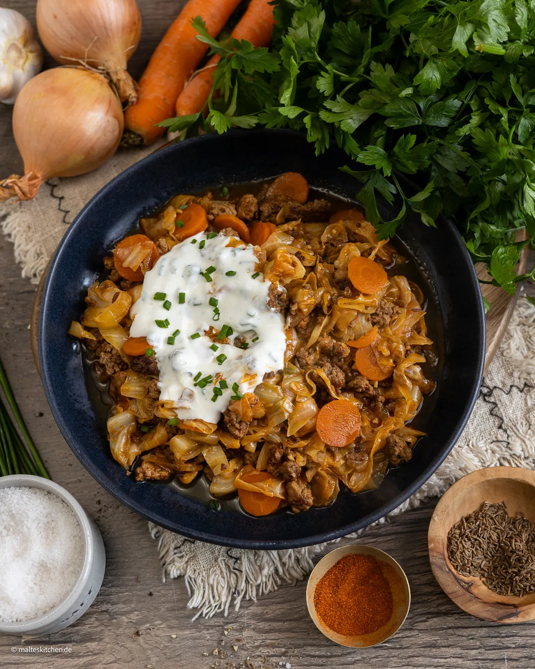 Leckerer Spitzkohl mit Möhren und Rinderhackfleisch