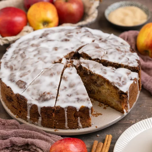 Zimtschneckenkuchen mit Äpfeln