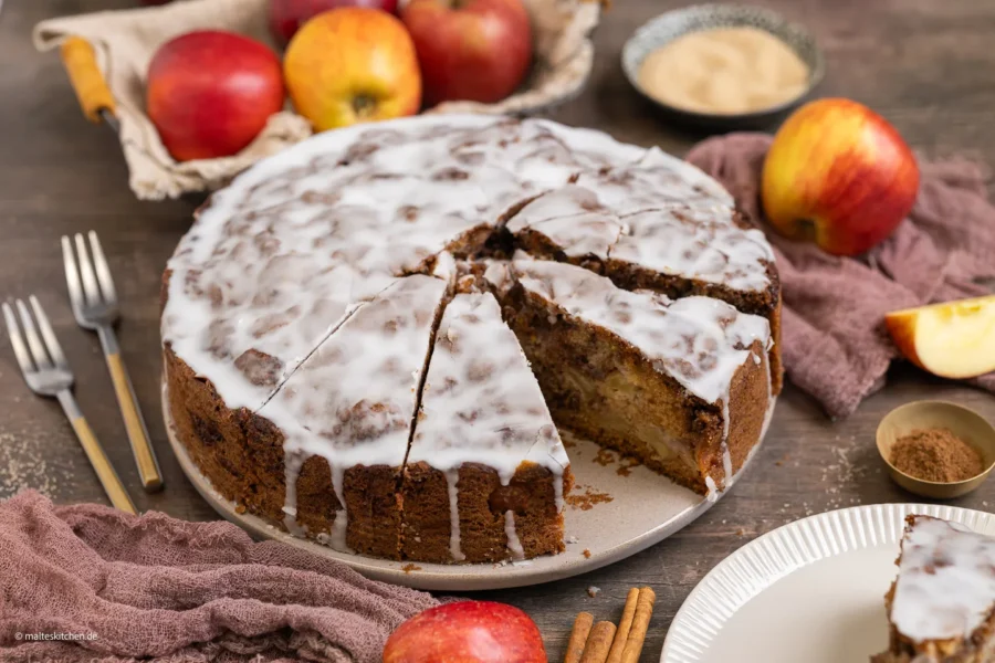 Zimtschneckenkuchen mit Äpfeln
