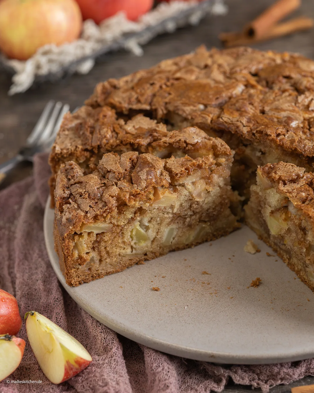 Saftiger Zimtschnecken-Apfelkuchen