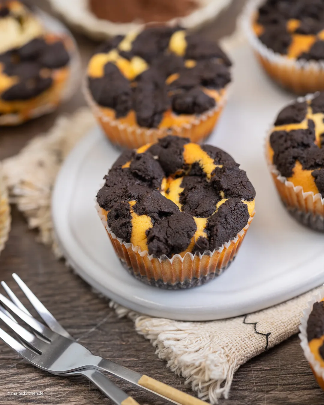 Saftige Zupfkuchen-Muffins mit Quark und Kakao.