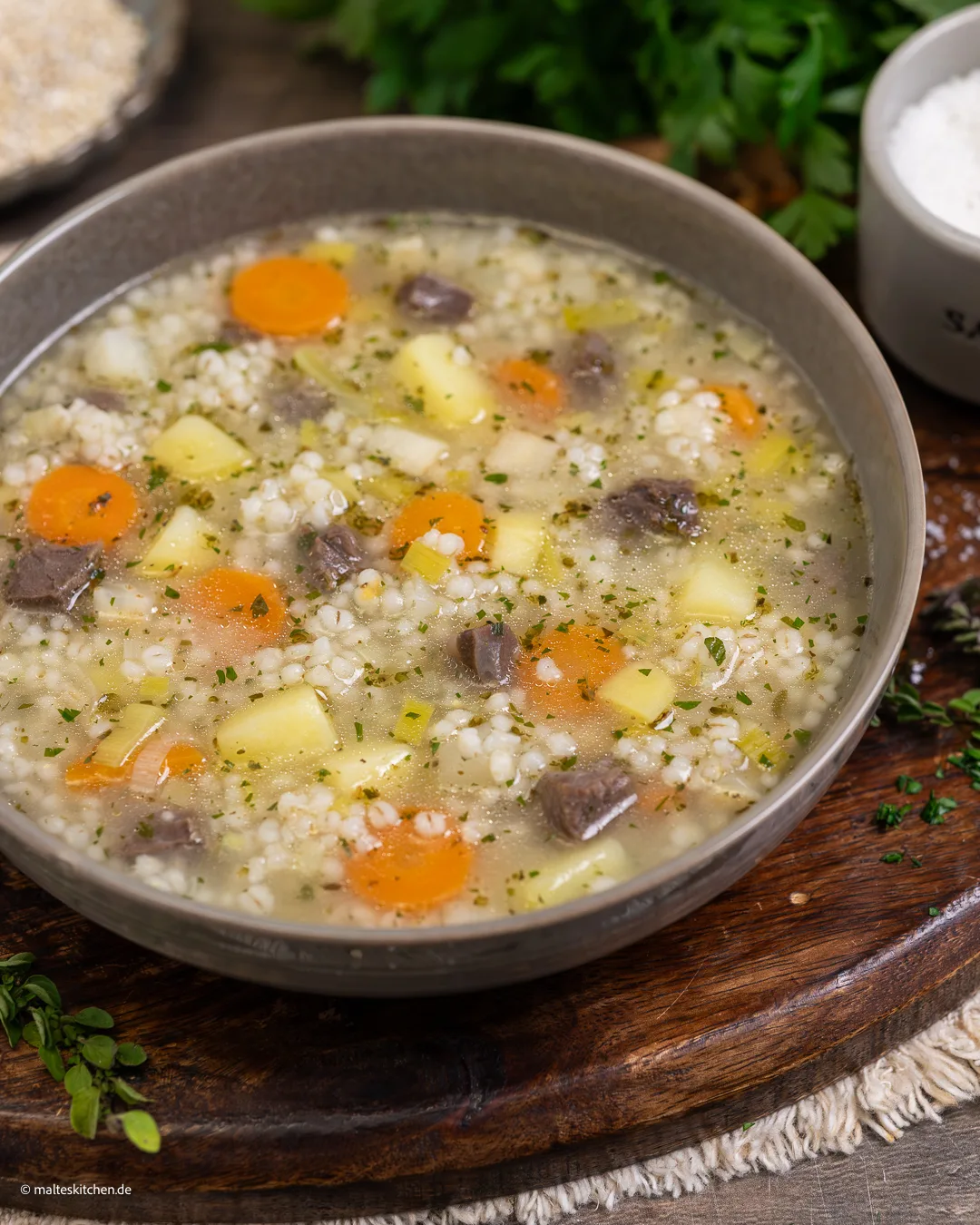 Suppe mit Graupen und Rindfleisch