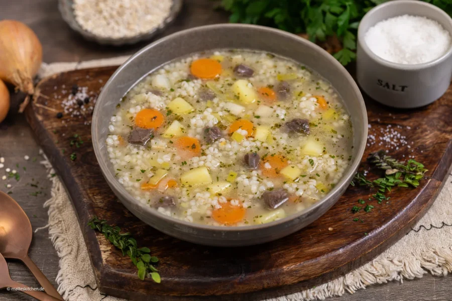 Graupensuppe mit Rindfleisch