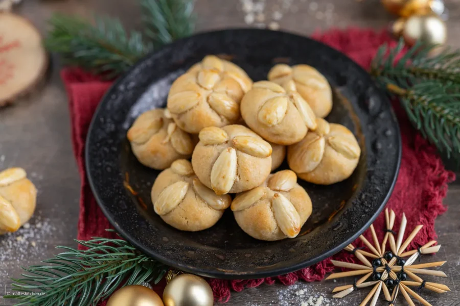 Bethmännchen mit Marzipan und Mandeln