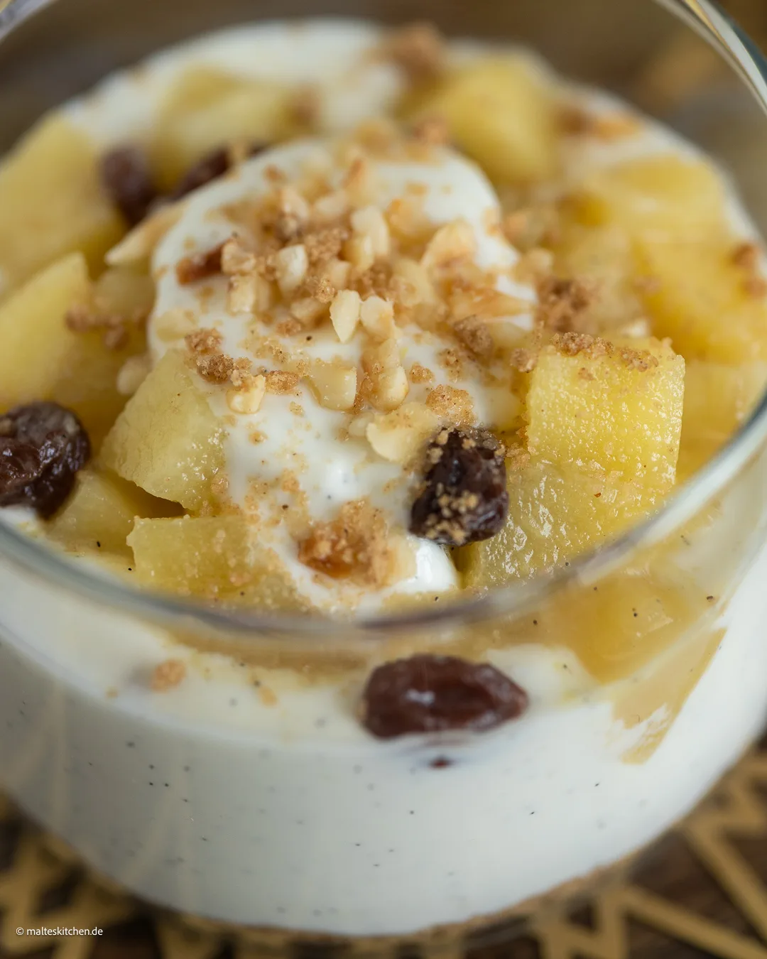 Dessert im Glas mit Bratapfel