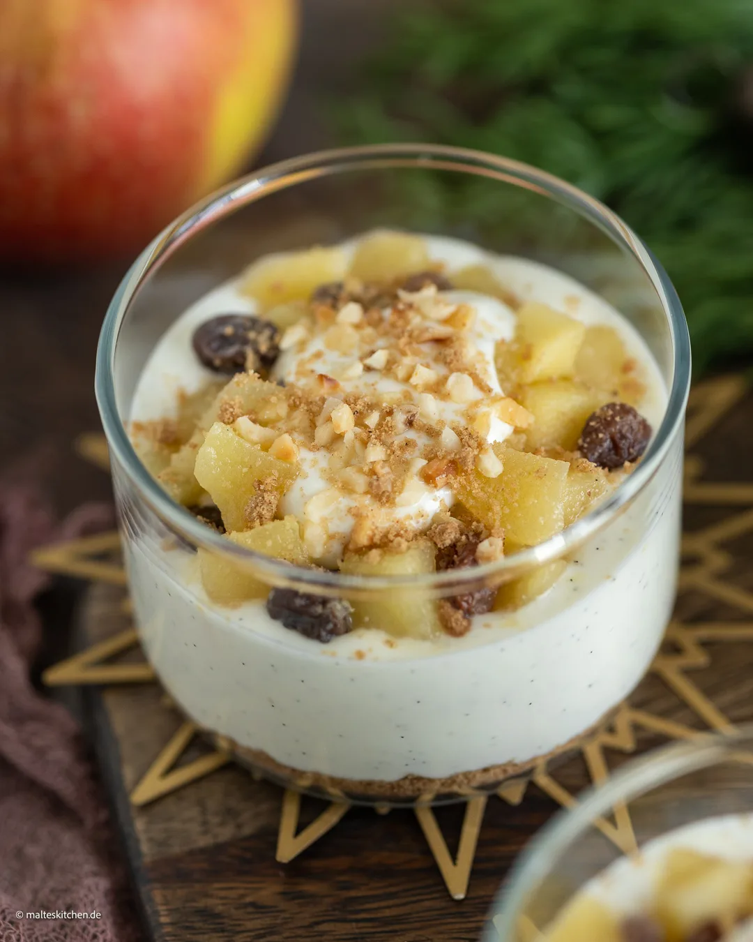 Leckeres Dessert mit cremiger Creme und gebratenen Äpfeln