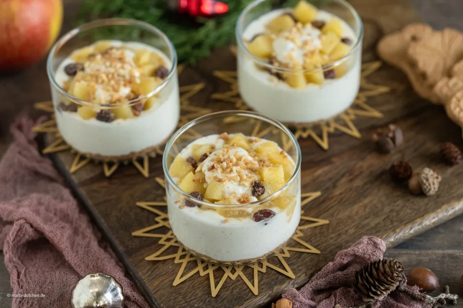 Bratapfel-Dessert mit Vanillecreme und Spekulatius