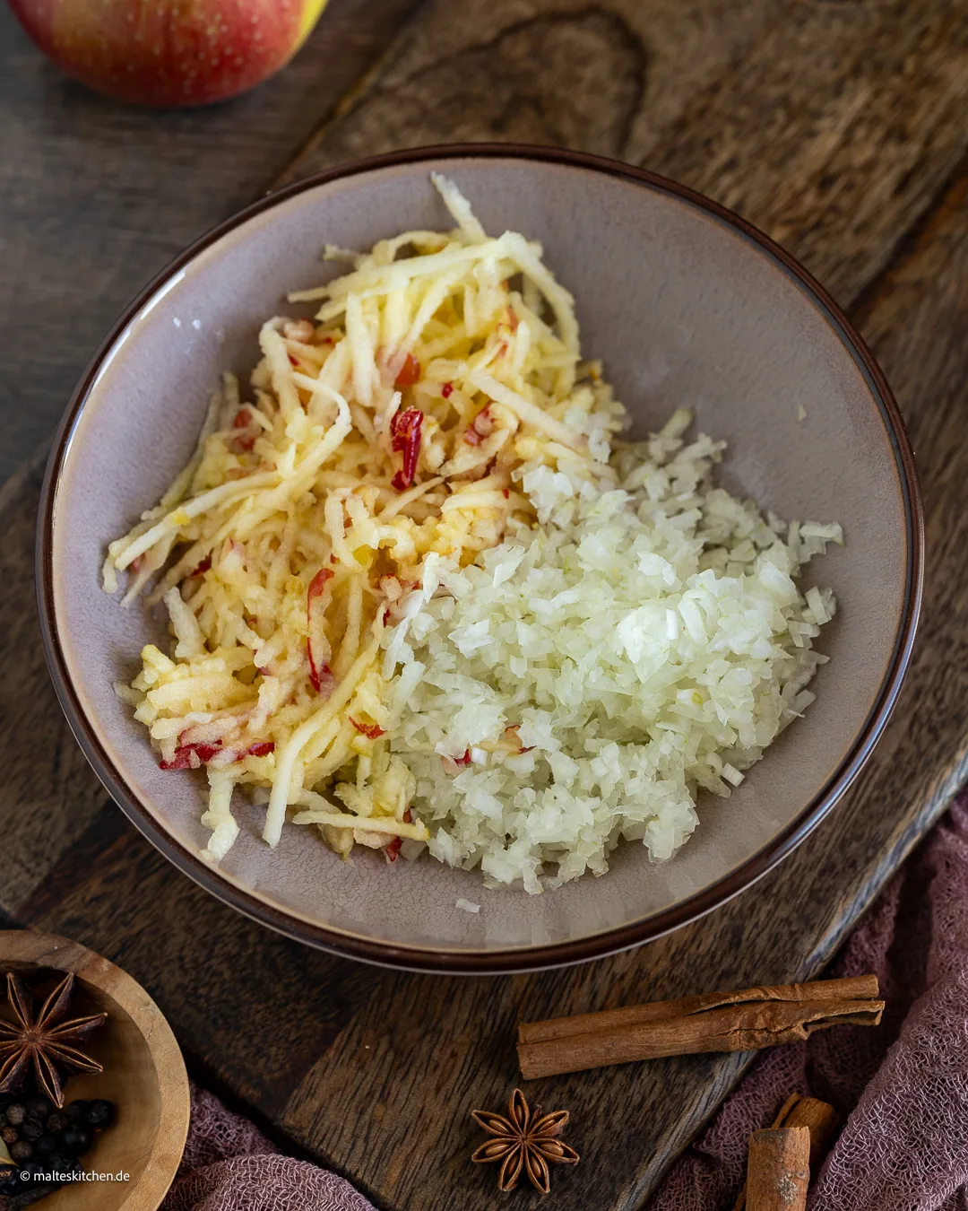 Apfel und Zwiebel für den Rotkohl