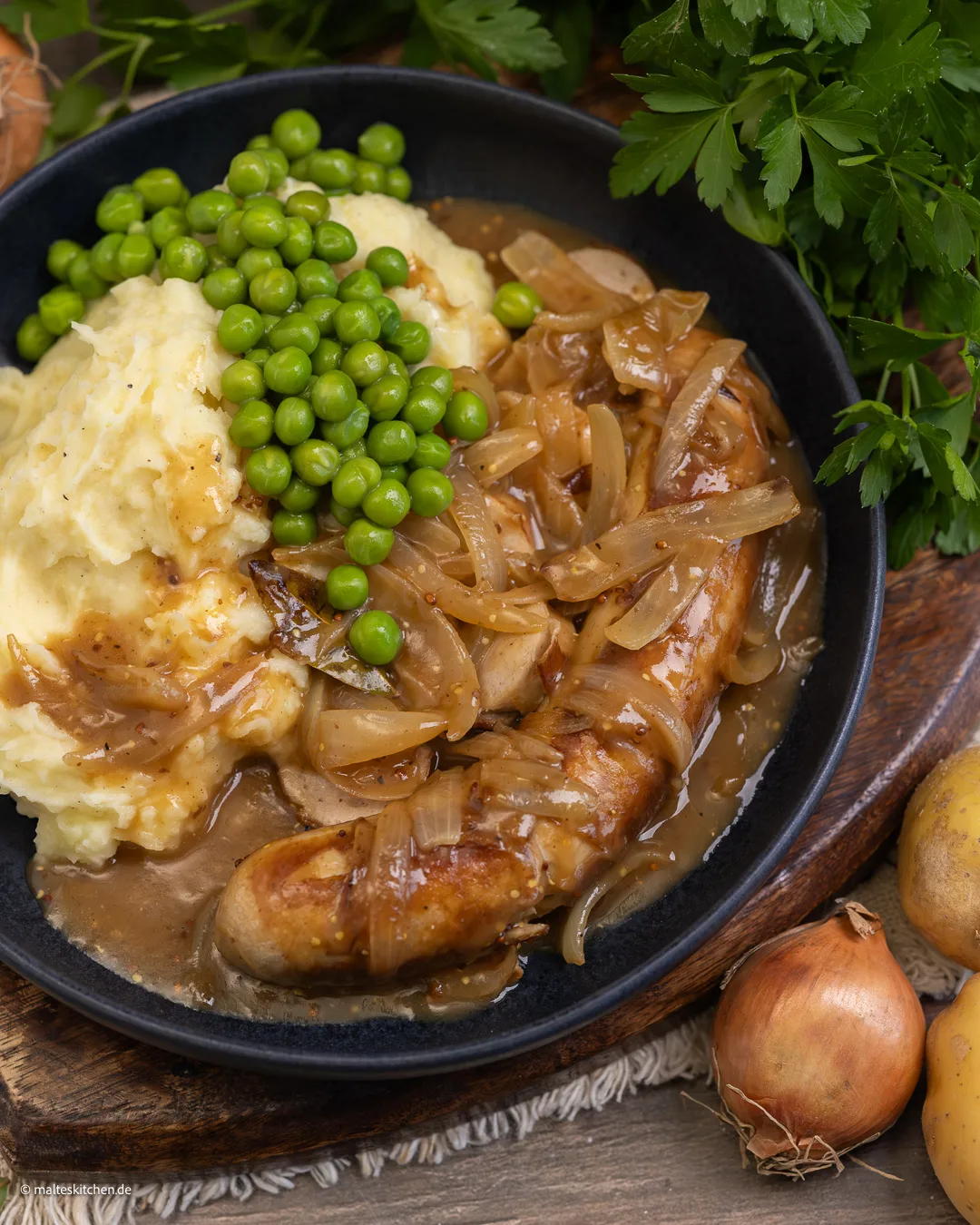 Bratwurst mit der besten Zwiebelsoße der Welt.