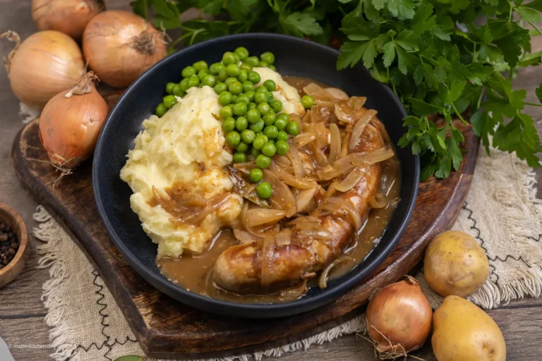 Bratwurst mit Zwiebelsoße