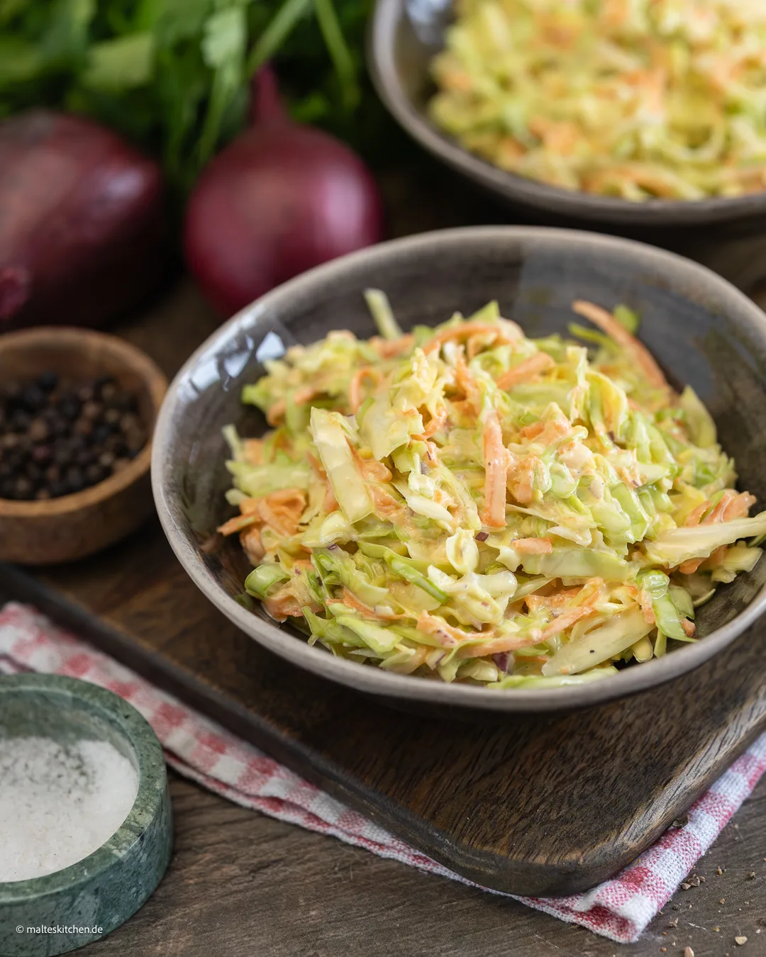 Coleslaw mit Spitzkohl und Möhren
