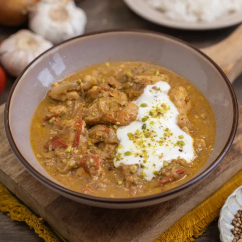 Hähnchen-Curry mit Pistazien und Joghurt