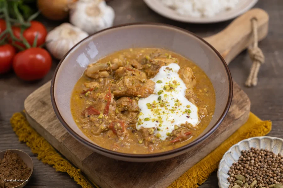 Hähnchen-Curry mit Pistazien und Joghurt