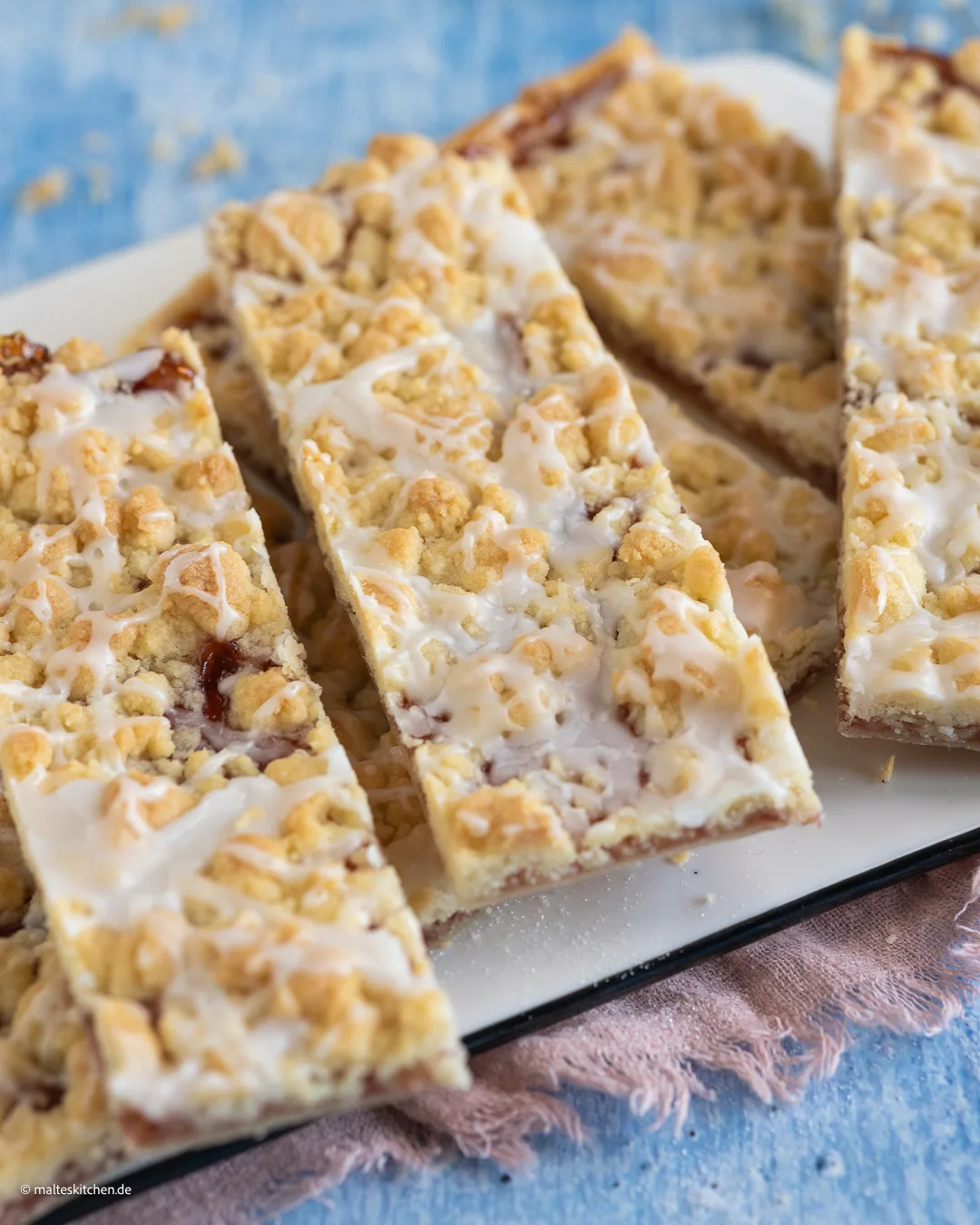 Schneller Prasselkuchen mit Marmelade