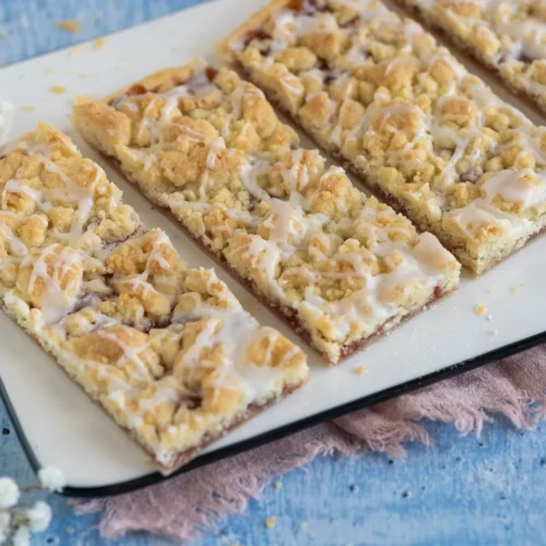 Prasselkuchen mit Streuseln und Blätterteig