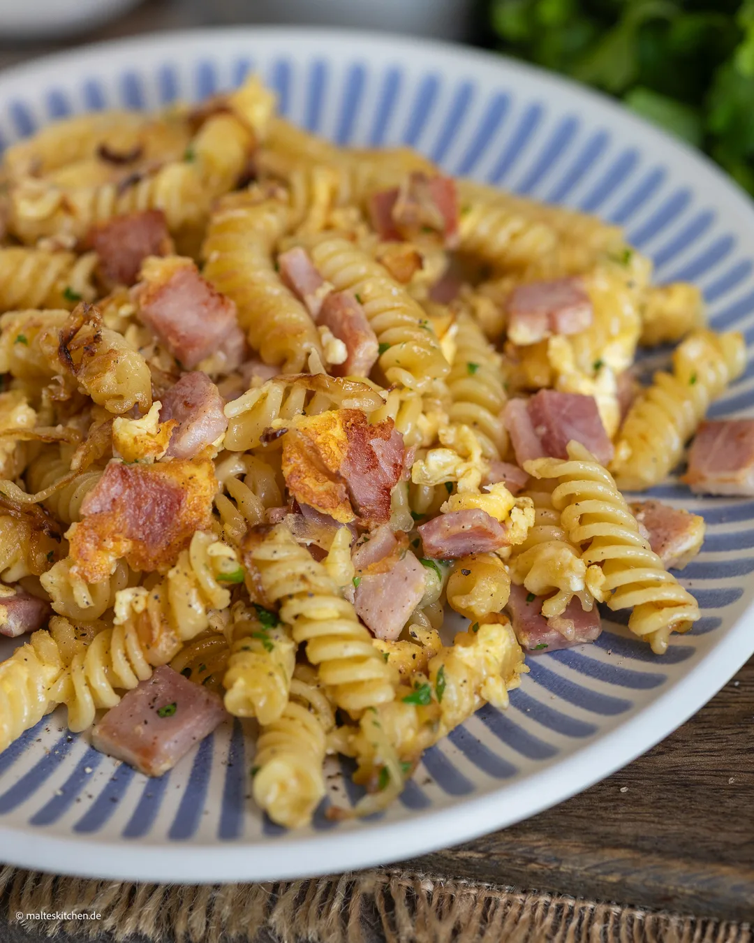 Nudeln mit Schinken und Ei