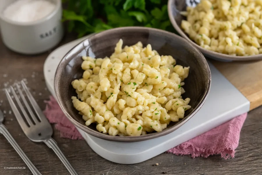 Selbstgemachte Spätzle oder Knöpfle