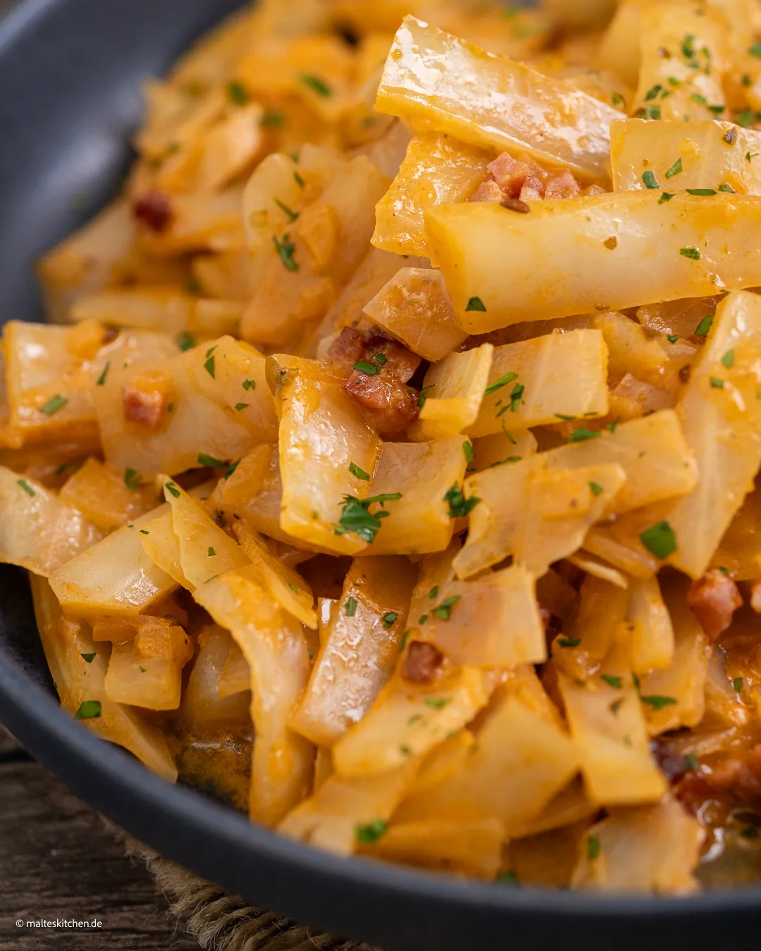 Spitzkohl mit Speck aus dem Backofen