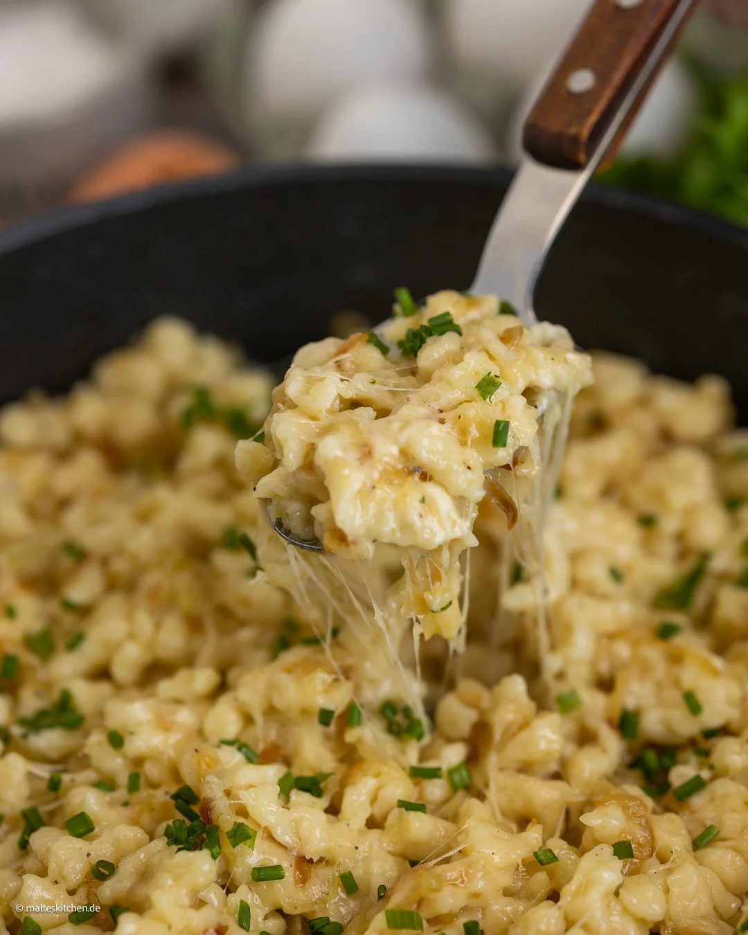 Spätzle mit Käse und geschmorten Zwiebeln.
