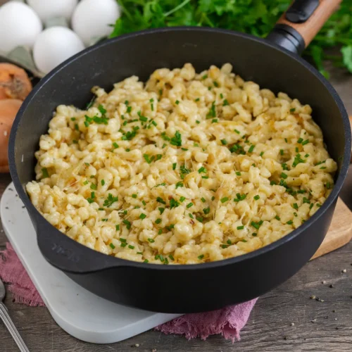 Hausgemachte Käsespätzle mit Zwiebeln