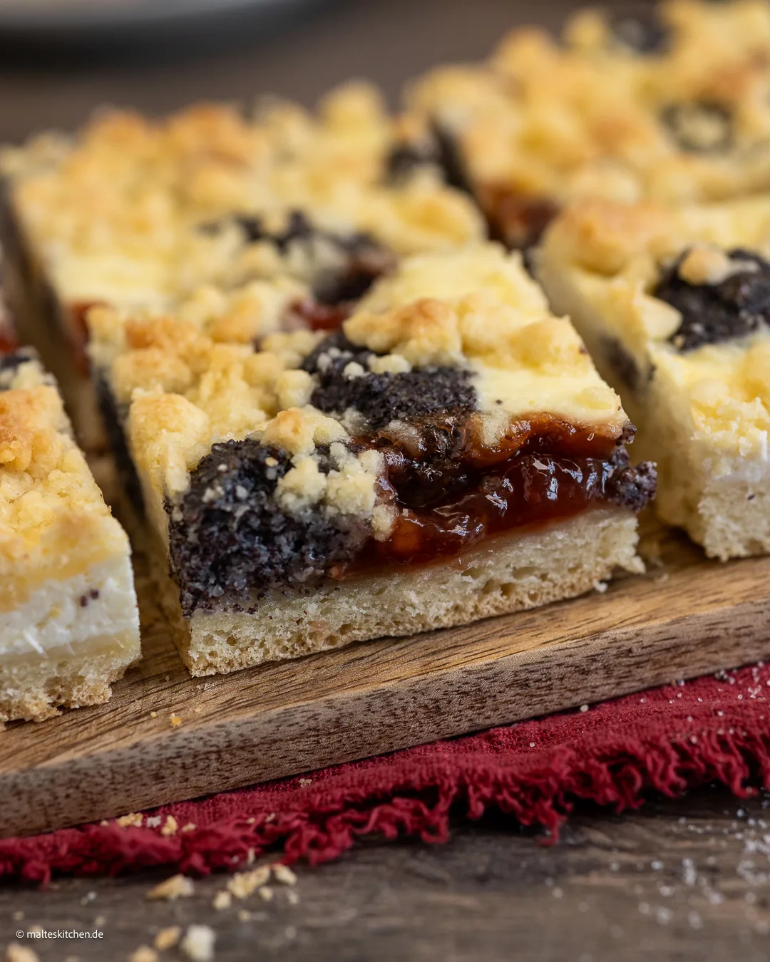 Toller Blechkuchen mit Marmelade, Quark und Mohn