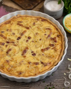 Klassische Quiche Lorraine mit Speck und Zwiebeln