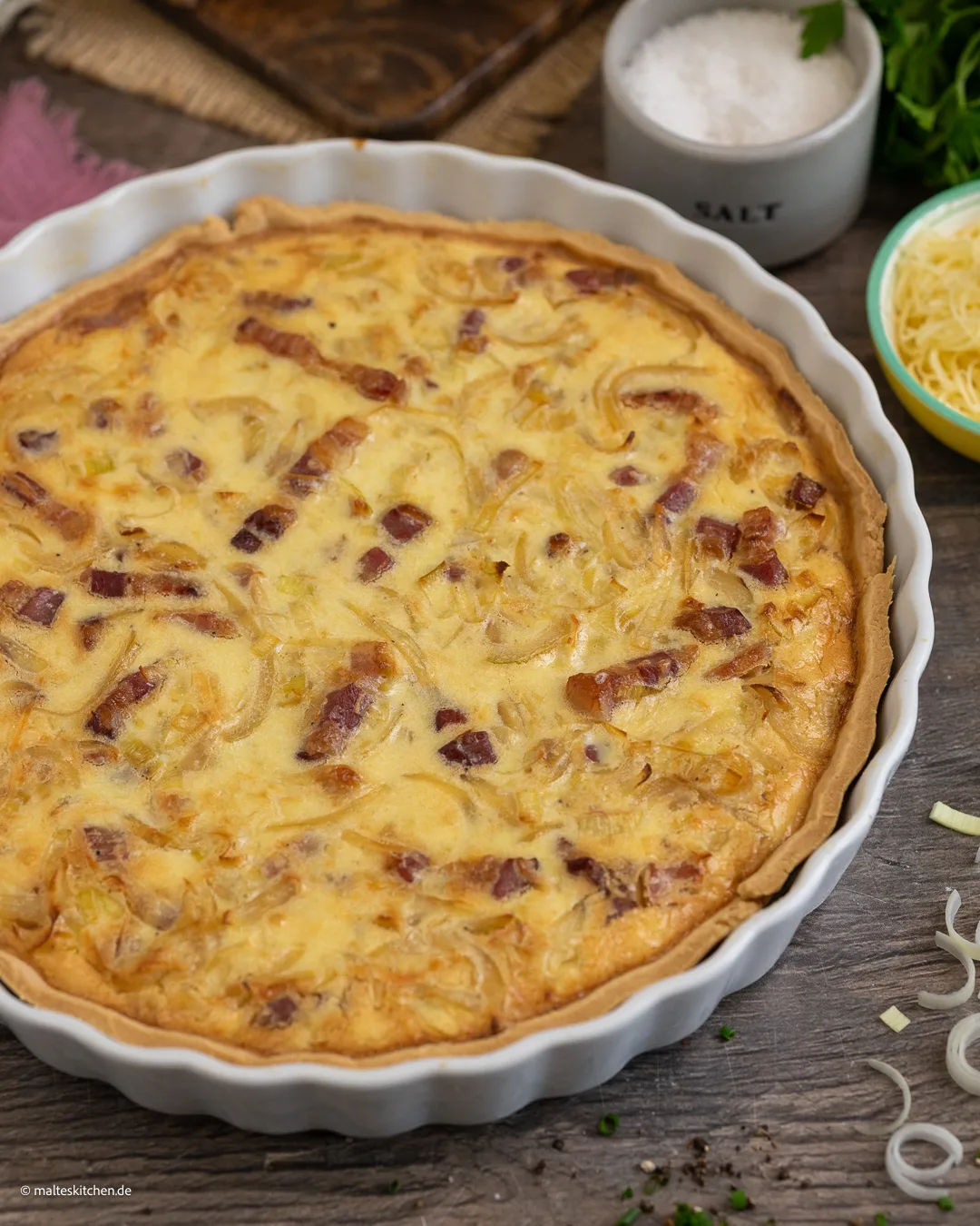 Klassische Quiche Lorraine mit Speck und Zwiebeln