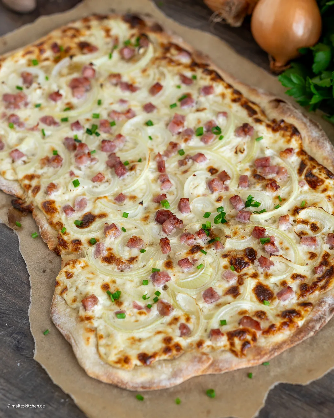 Knusprig und lecker - Flammkuchen mit Speck und Zwiebeln