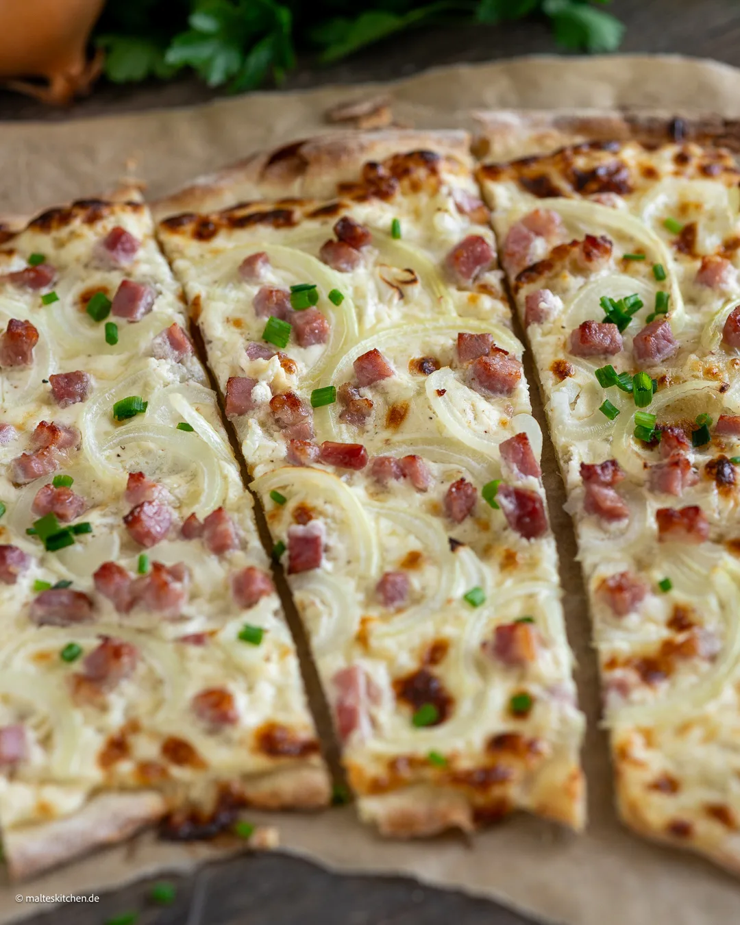 Knuspriger Flammkuchen mit Zwiebeln und Speck