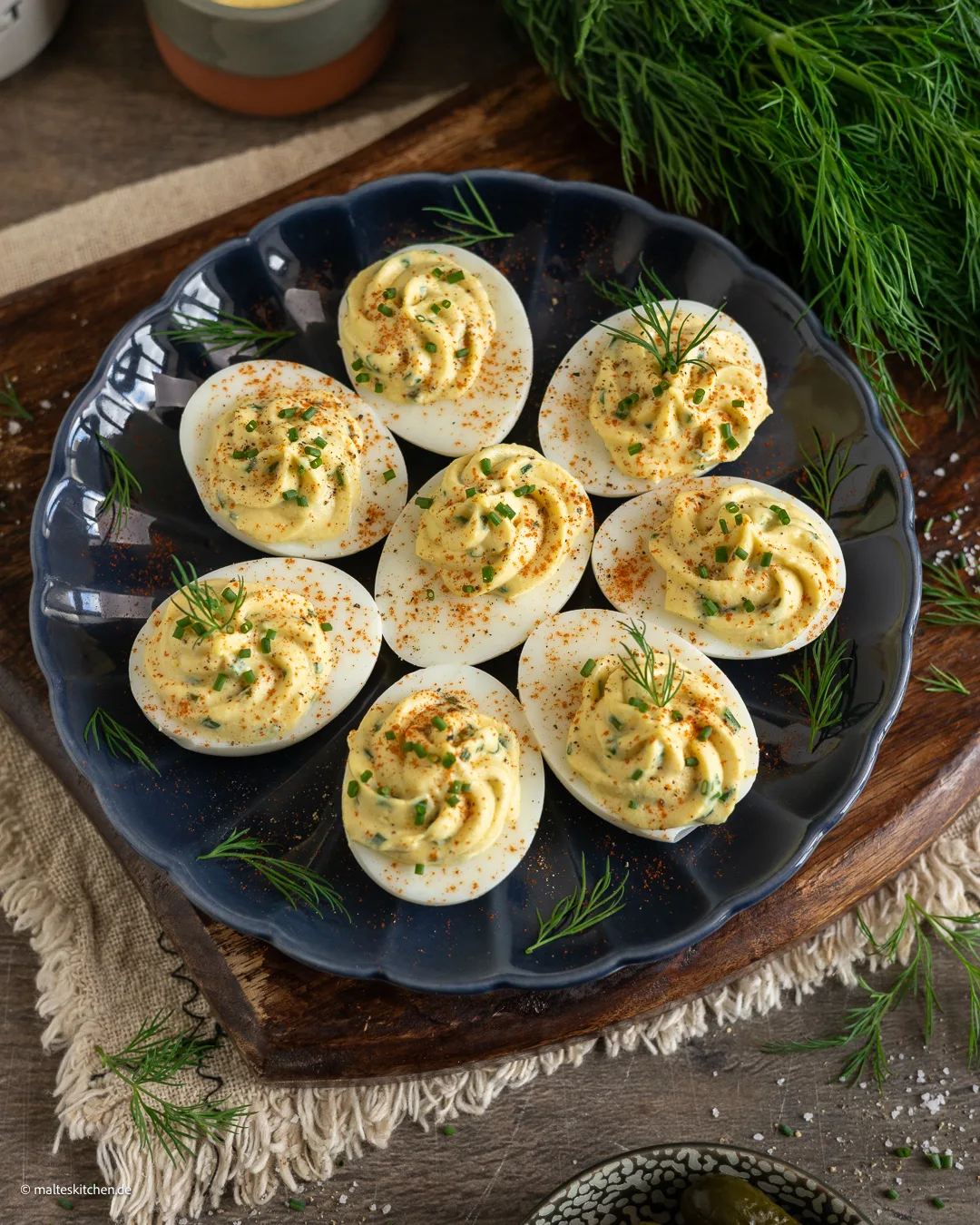 Mit Creme Fraiche gefüllte Eier