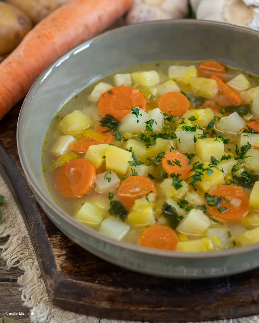 Suppe mit viel frischem Gemüse