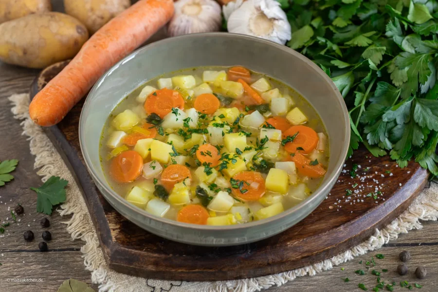 Klassische Gemüsesuppe
