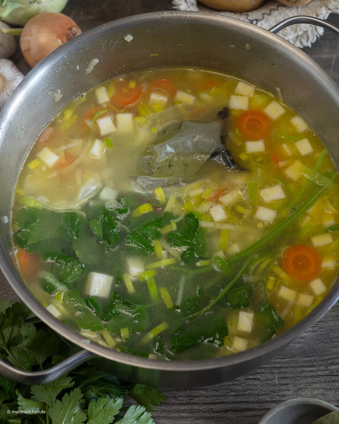 Suppe mit Gemüse kochen